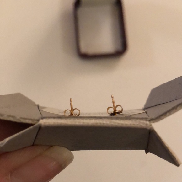14kt gold stud earrings - Picture 5 of 7